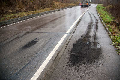Esslingen: Tankzug faehrt sich fest - PKW-Navi leitet ihn durch gesperrte Strasse